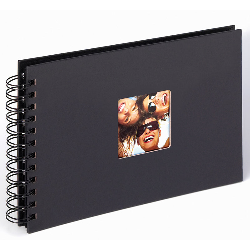 Spiral-bound album med 40 sorte sider 23×17 cm